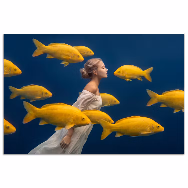 Vrouw - Vis - Water - Natuur - Geel poster papier klein -3d