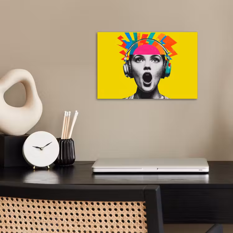 Vrouw - Koptelefoon - Geel poster papier klein -sfeer1