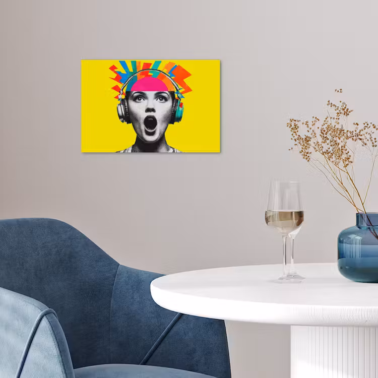 Vrouw - Koptelefoon - Geel poster papier klein -sfeer3