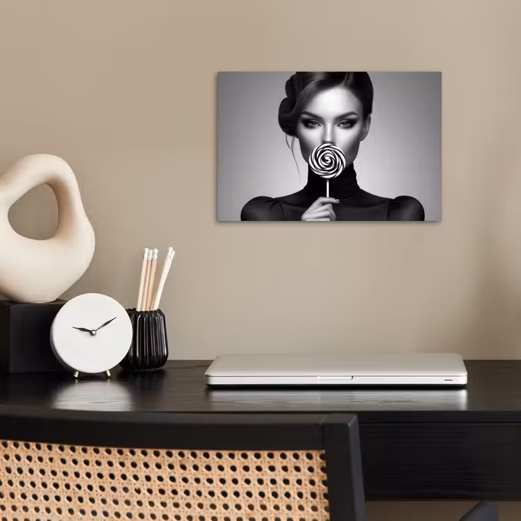 Vrouw - Lolly - Zwart poster papier klein -sfeer1