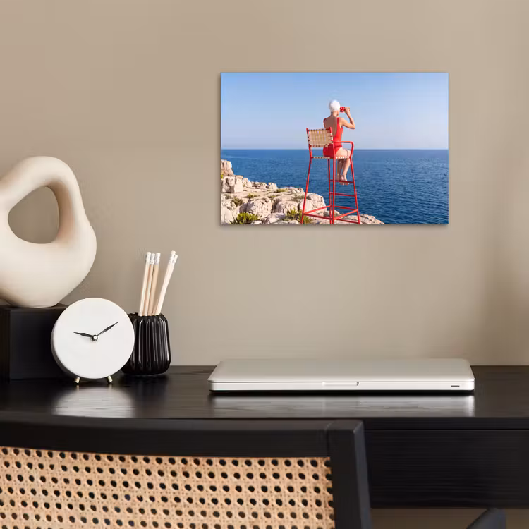 Vrouw - Zee - Kust - Verrekijker - Rood poster papier klein -sfeer1