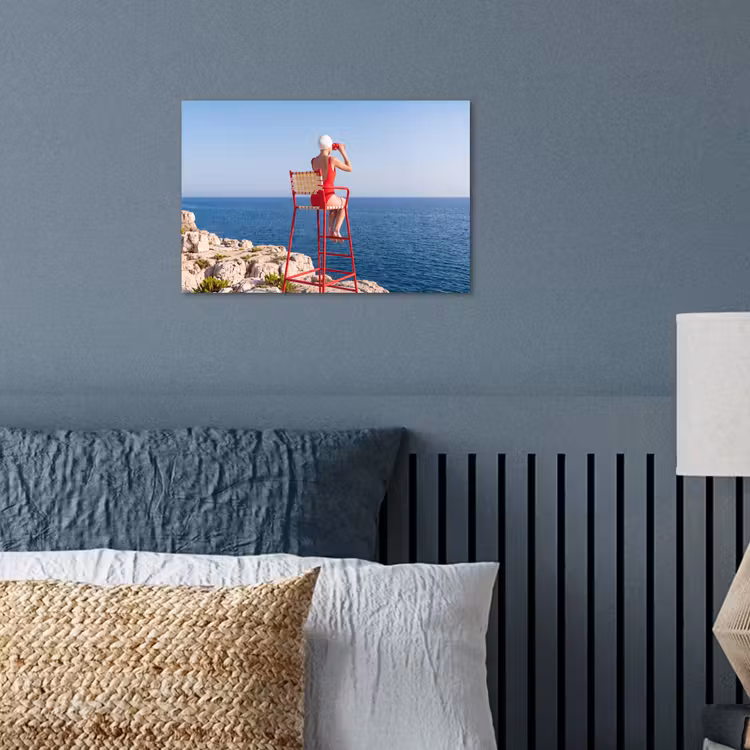 Vrouw - Zee - Kust - Verrekijker - Rood poster papier klein -sfeer2