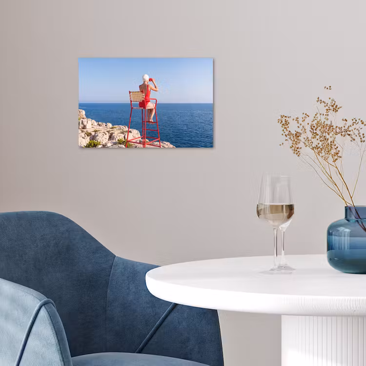 Vrouw - Zee - Kust - Verrekijker - Rood poster papier klein -sfeer3