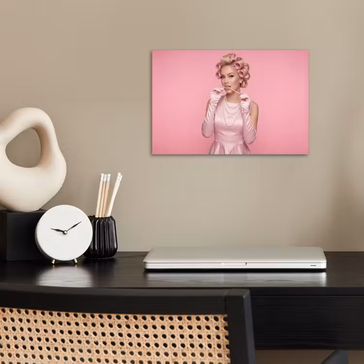 Vrouw - Roze - Parelketting - Krulspelden poster papier klein -sfeer1