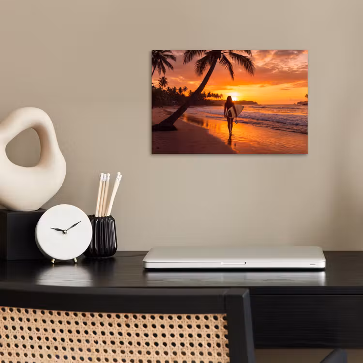 Vrouw - Surfplank - Strand - Zonsondergang - Oranje poster papier klein -sfeer1