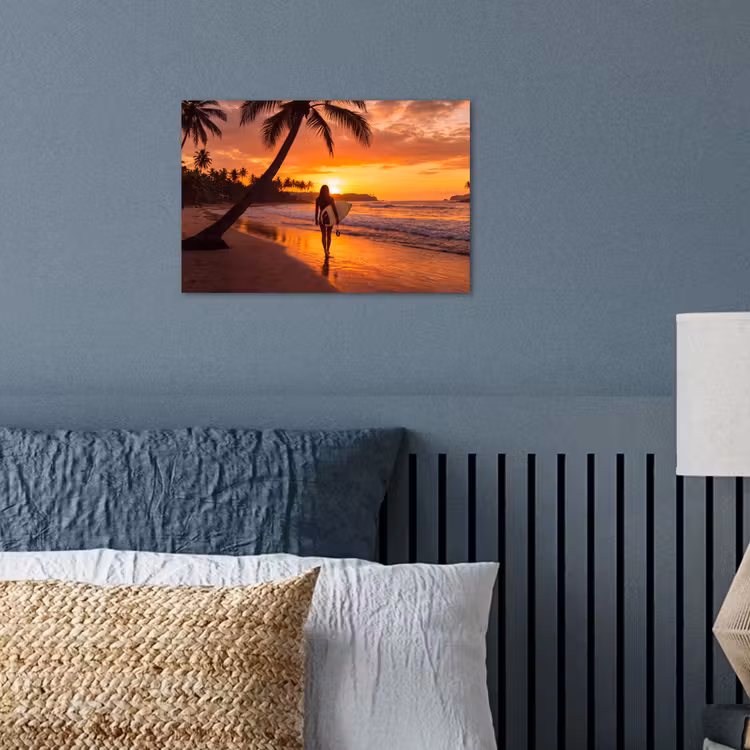 Vrouw - Surfplank - Strand - Zonsondergang - Oranje poster papier klein -sfeer2