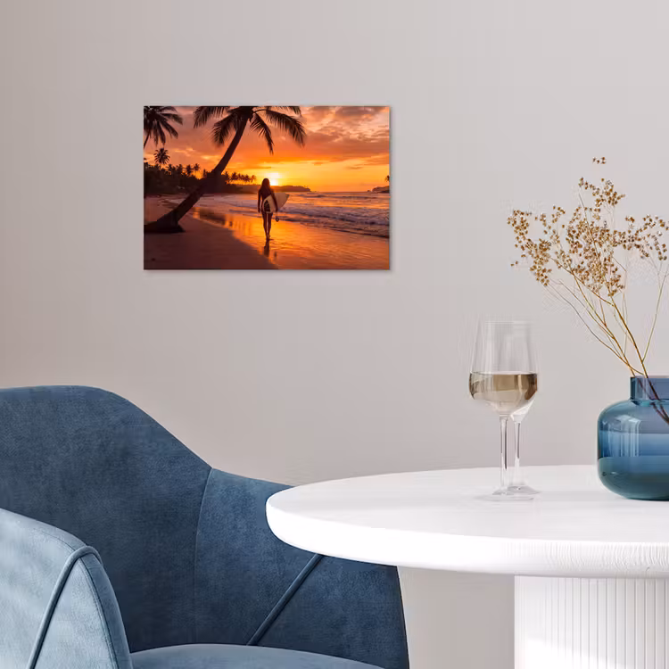 Vrouw - Surfplank - Strand - Zonsondergang - Oranje poster papier klein -sfeer3
