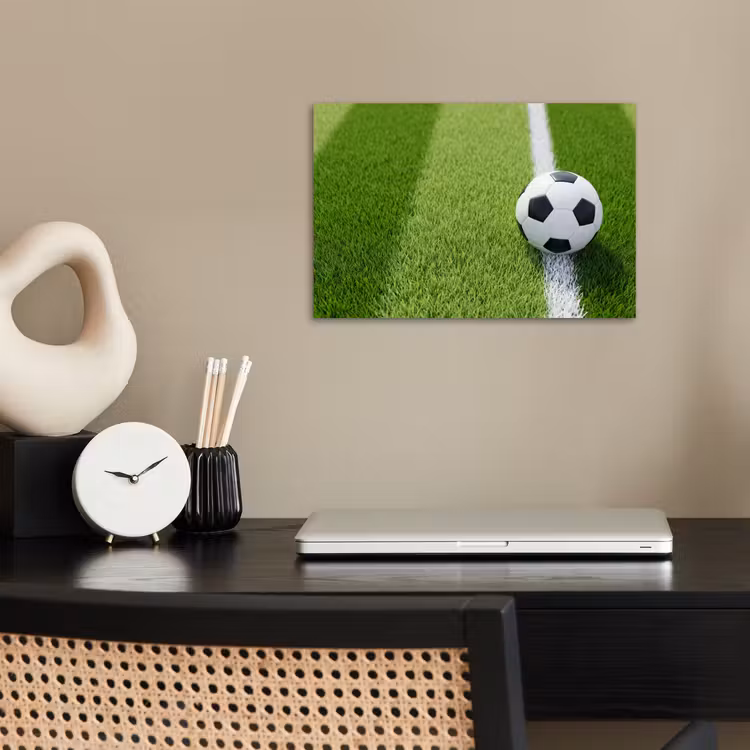 Voetbal - Grasveld - Sport - Groen poster papier klein -sfeer1