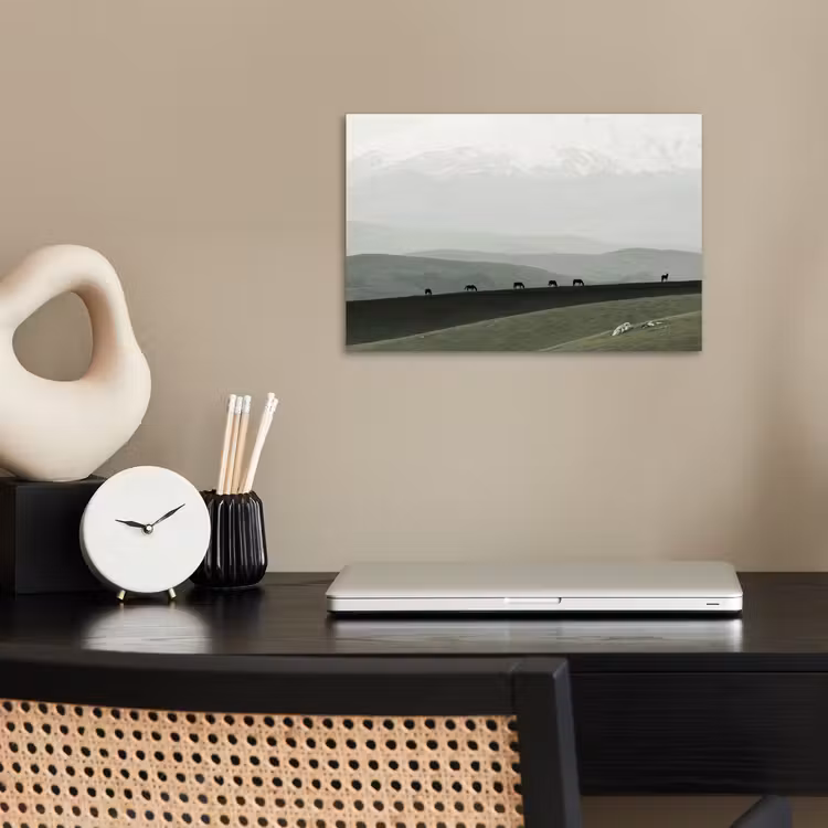 Grijs - Berg - Paarden poster papier klein -sfeer1