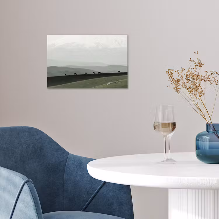 Grijs - Berg - Paarden poster papier klein -sfeer3
