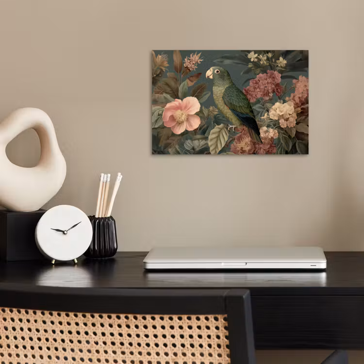 Groene papegaai - Kleurrijke bloemen - Donkere achtergrond poster papier klein -sfeer1