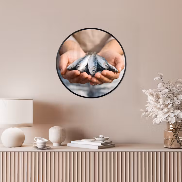 Poster im Rahmen Rund - Fisch – Hände – Natur - Vis - Handen - Natuur Fotolijst rond zonder passe partout klein