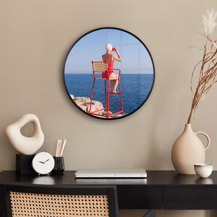 Vrouw - Zee - Kust - Verrekijker - Rood Fotolijst rond zonder passe partout klein -sfeer1