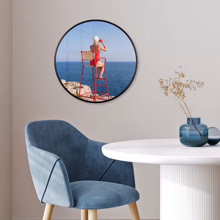 Vrouw - Zee - Kust - Verrekijker - Rood Fotolijst rond zonder passe partout klein -sfeer2