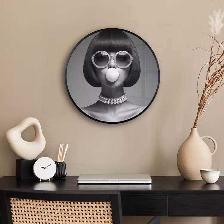 Vrouw - Zwart Wit - Ketting - Zonnebril Fotolijst rond zonder passe partout klein -sfeer1