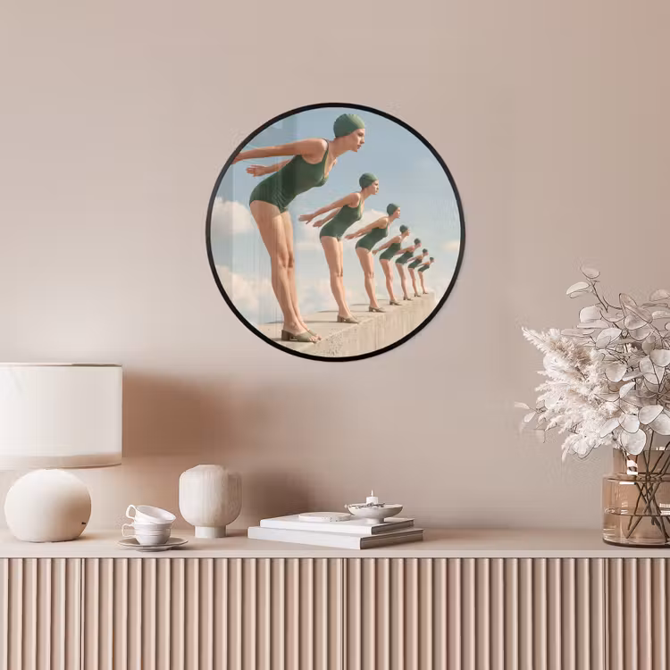 Poster im Rahmen Rund - Frauen – Tauchhaltung – Wolken - Vrouwen - Duikhouding - Wolken Fotolijst rond zonder passe partout klein