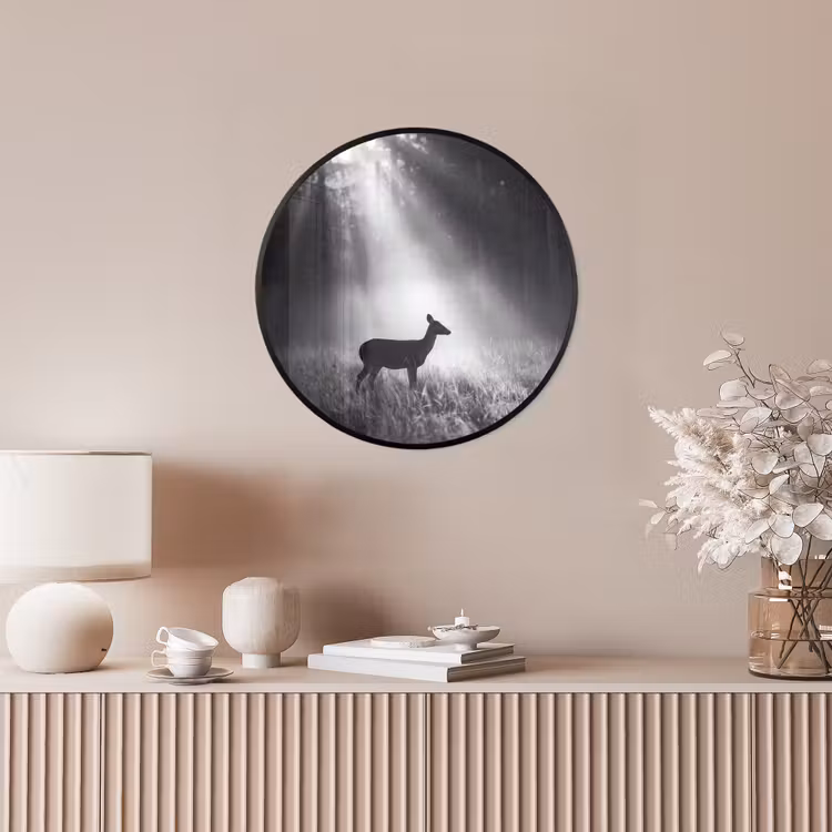Hert - Bos - Zonnestralen - Zwart-wit - Natuur Fotolijst rond zonder passe partout klein -sfeer3