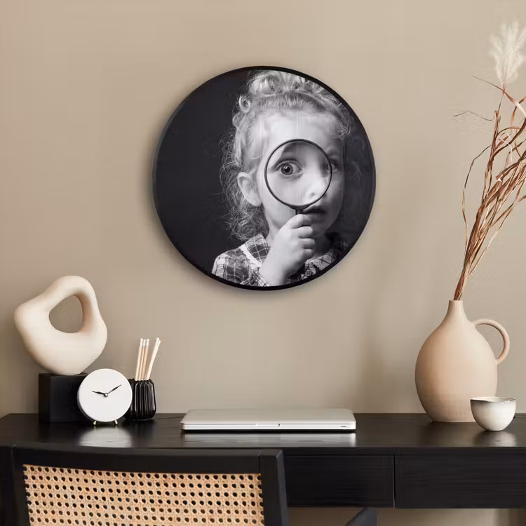 Kind - Vergrootglas - Portret - Zwart-wit Fotolijst rond zonder passe partout klein -sfeer1