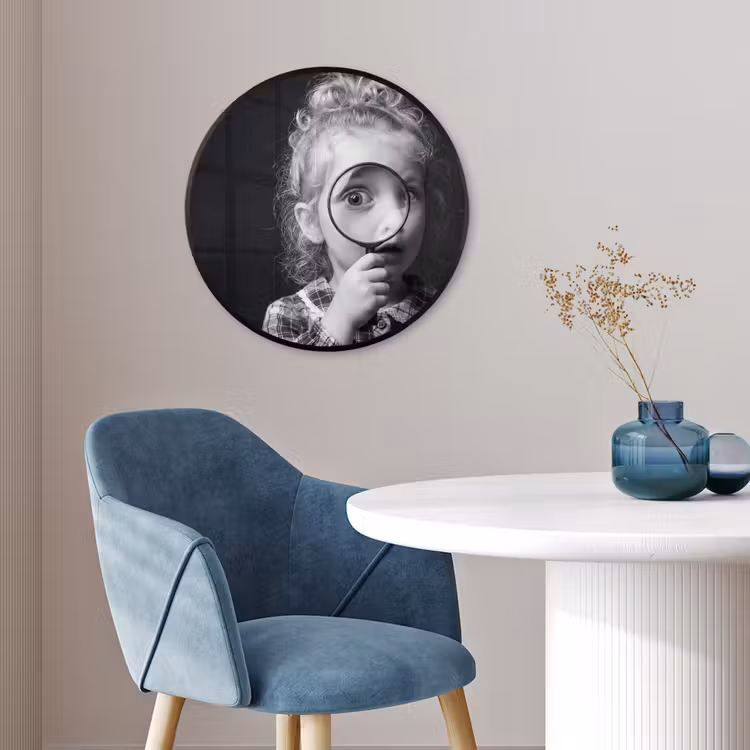 Kind - Vergrootglas - Portret - Zwart-wit Fotolijst rond zonder passe partout klein -sfeer2