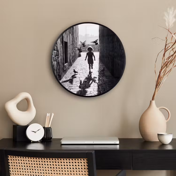Kind - Vogel - Straat - Zwart-wit - Spelen Fotolijst rond zonder passe partout klein -sfeer1