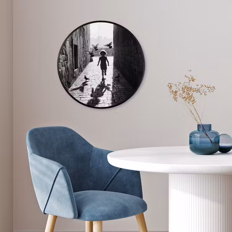 Kind - Vogel - Straat - Zwart-wit - Spelen Fotolijst rond zonder passe partout klein -sfeer2