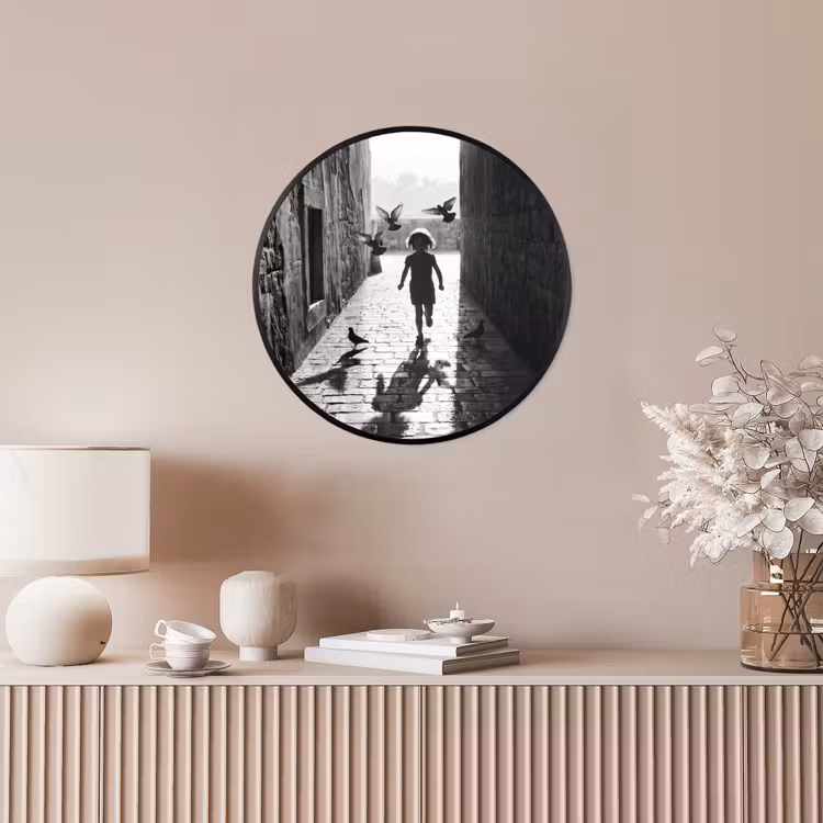 Kind - Vogel - Straat - Zwart-wit - Spelen Fotolijst rond zonder passe partout klein -sfeer3