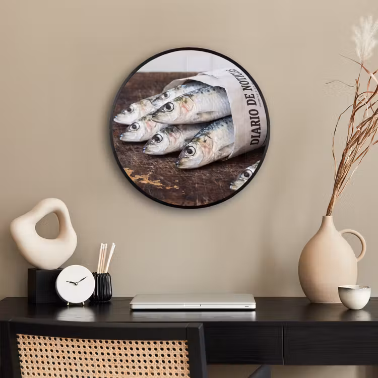 Poster im Rahmen Rund - Sardine – Zeitung – Schneidebrett - Sardientje - krant - snijplank Fotolijst rond zonder passe partout klein