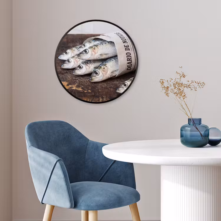 Poster im Rahmen Rund - Sardine – Zeitung – Schneidebrett - Sardientje - krant - snijplank Fotolijst rond zonder passe partout klein