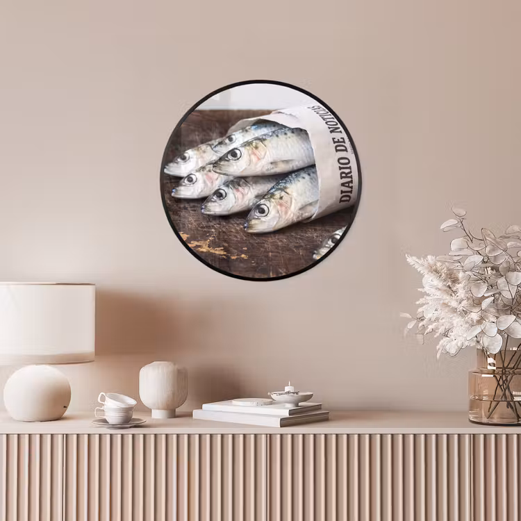 Poster im Rahmen Rund - Sardine – Zeitung – Schneidebrett - Sardientje - krant - snijplank Fotolijst rond zonder passe partout klein