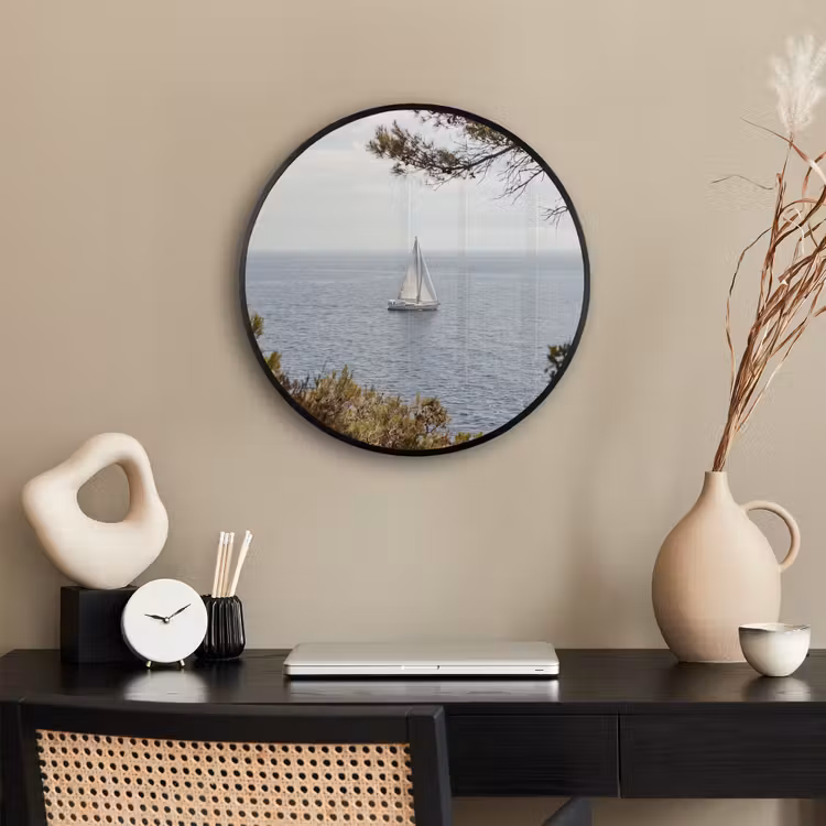 Poster im Rahmen Rund - Segelboot – Bäume – Wasser - Zeilboot - bomen - water Fotolijst rond zonder passe partout klein