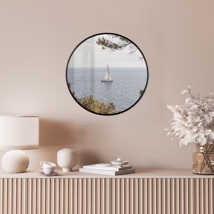 Poster im Rahmen Rund - Segelboot – Bäume – Wasser - Zeilboot - bomen - water Fotolijst rond zonder passe partout klein