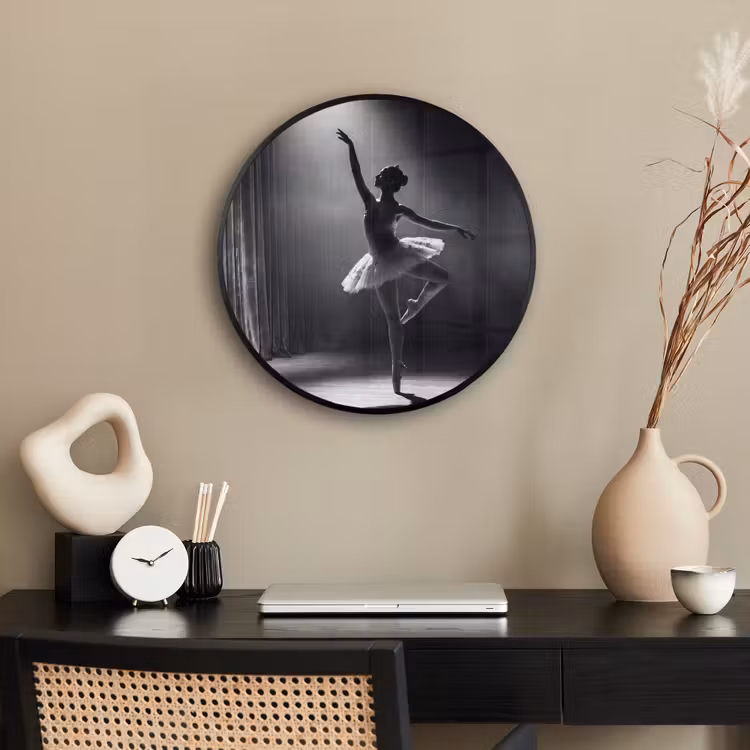 Danser - Podium - Zwart-wit - Kunst - Klassiek Fotolijst rond zonder passe partout klein -sfeer1