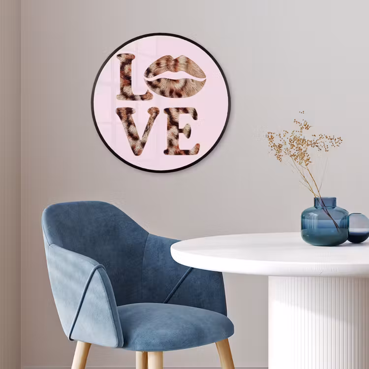 Tekst - Love - Pantervacht - Lichtroze Fotolijst rond zonder passe partout klein -sfeer2