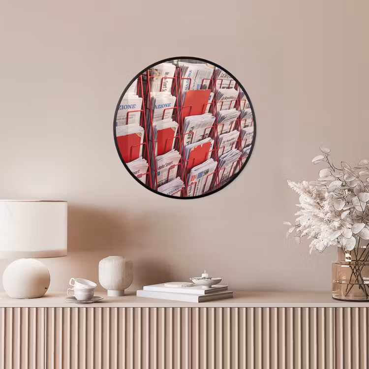 Kranten - Rek - Stedelijk - Dagelijks leven - Rood Fotolijst rond zonder passe partout klein -sfeer3
