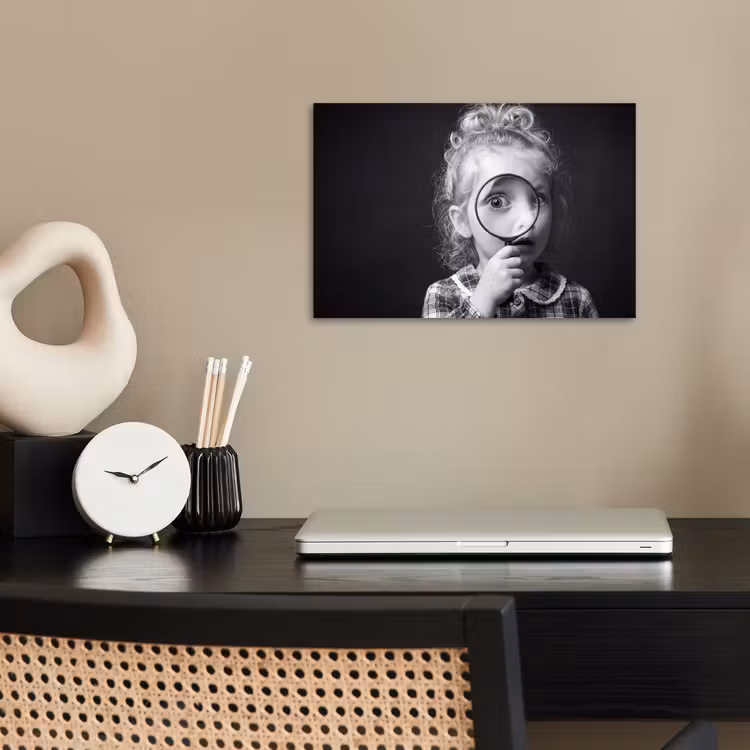 Kind - Vergrootglas - Portret - Zwart-wit poster papier klein -sfeer1