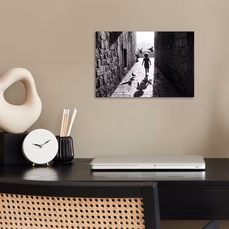 Kind - Vogel - Straat - Zwart-wit - Spelen poster papier klein -sfeer1