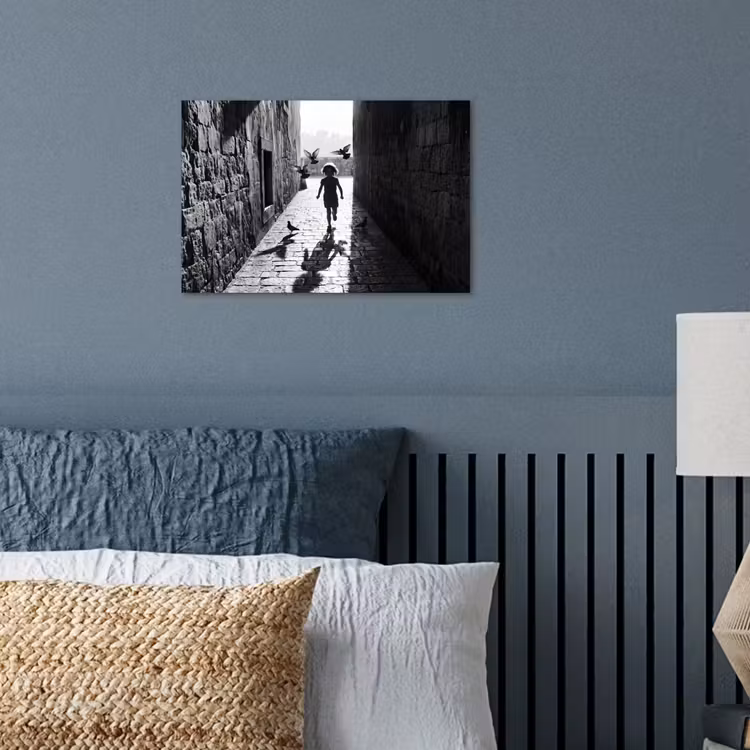Kind - Vogel - Straat - Zwart-wit - Spelen poster papier klein -sfeer2