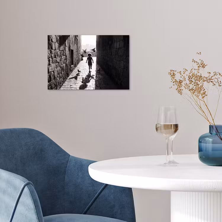Kind - Vogel - Straat - Zwart-wit - Spelen poster papier klein -sfeer3