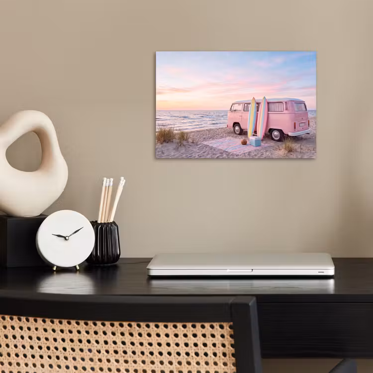 Busje - Strand - Surfplank - Zomer - Roze poster papier klein -sfeer1