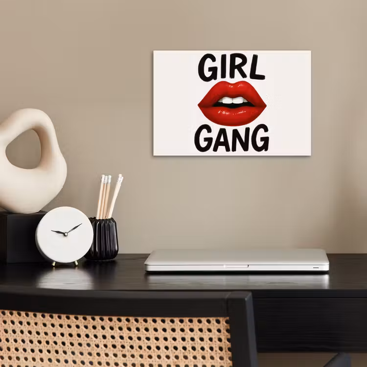 Lip - Girl - Rood - Letters poster papier klein -sfeer1