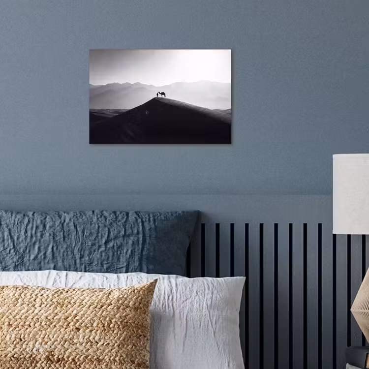 Mens - Kameel - Zandduin - Natuur - Monochroom poster papier klein -sfeer2