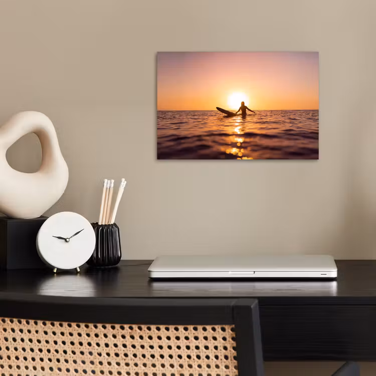 Persoon - Surfen - Zonsondergang - Zee - Oranje poster papier klein -sfeer1