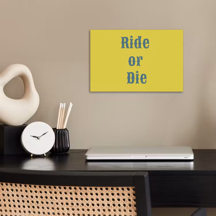 Ride or die - Geel - Blauw poster papier klein -sfeer1