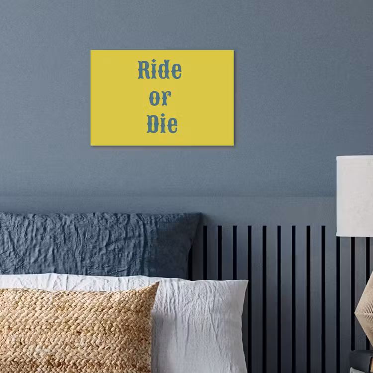 Ride or die - Geel - Blauw poster papier klein -sfeer2