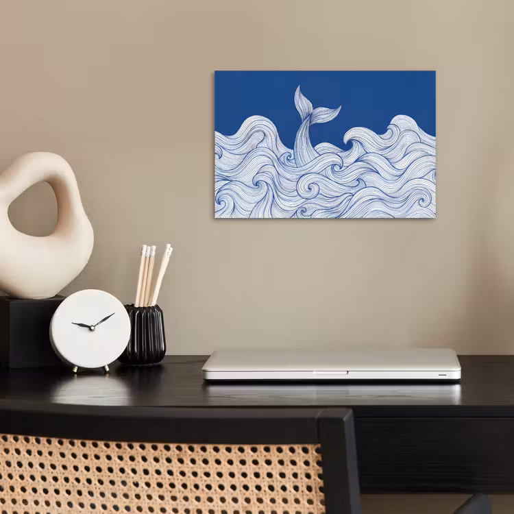 Walvis - Staart - Golven - Lijntekening - Blauw poster papier klein -sfeer1
