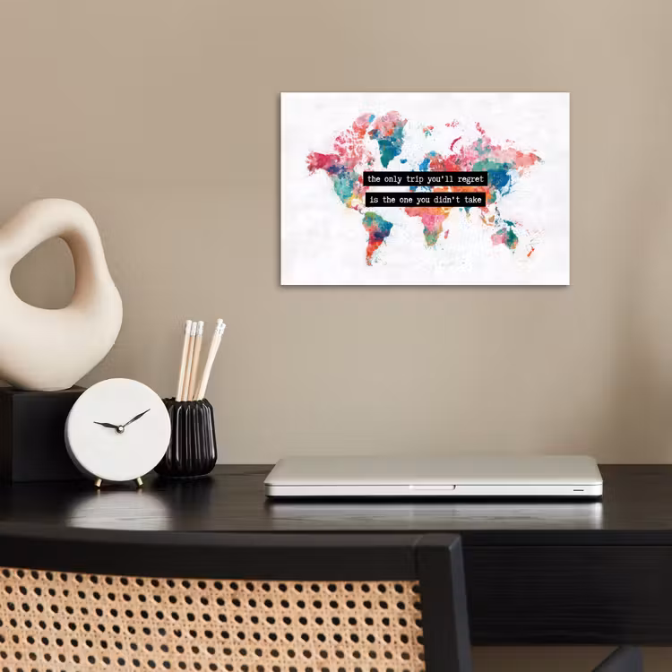 Wereldkaart - Kleurrijk - Tekst poster papier klein -sfeer1