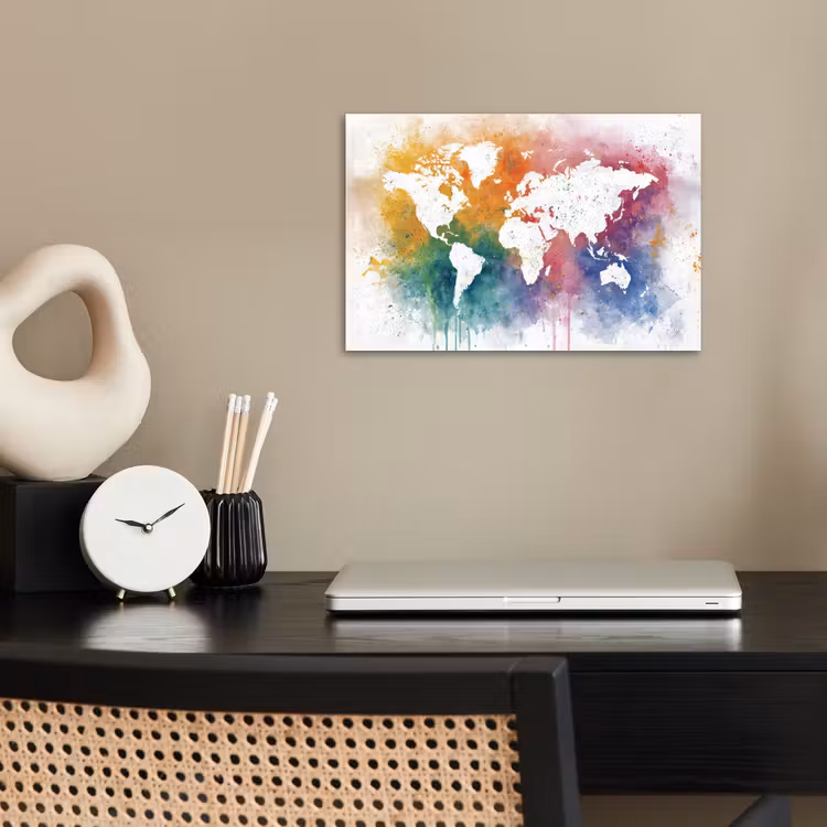 Wereldkaart - Omlijst - Verfspatten - Regenboogkleuren poster papier klein -sfeer1