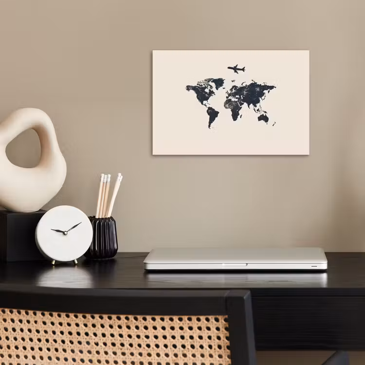 Wereldkaart - Minimalistisch - Grijs - Vliegtuig poster papier klein -sfeer1