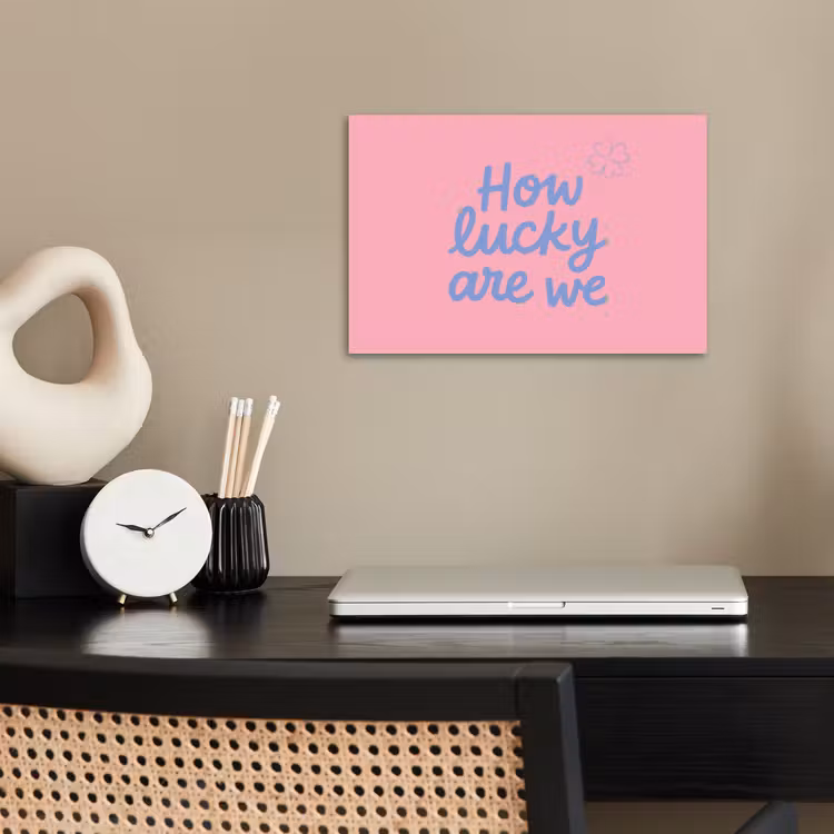 How lucky are we - Klavervier - Roze - Blauw poster papier klein -sfeer1
