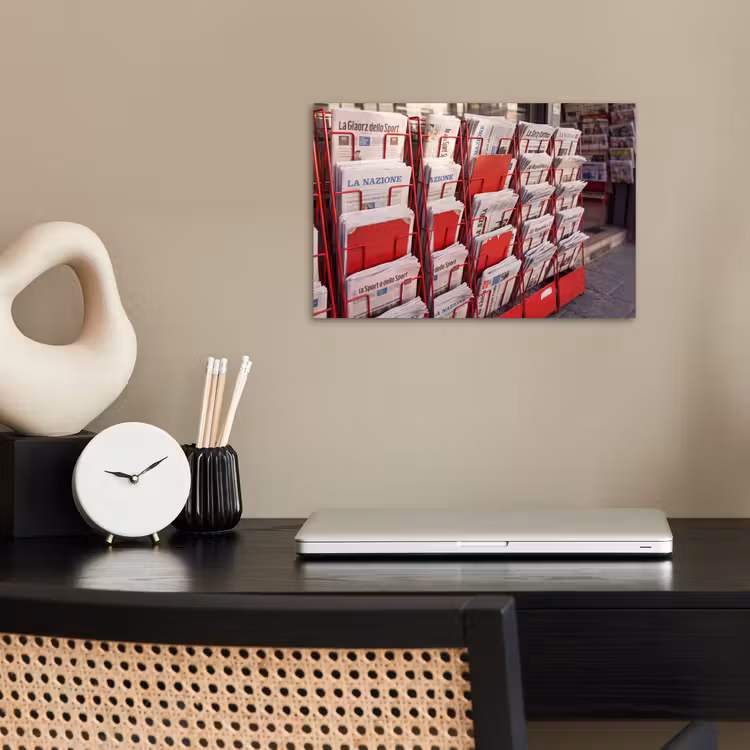 Kranten - Rek - Stedelijk - Dagelijks leven - Rood poster papier klein -sfeer1